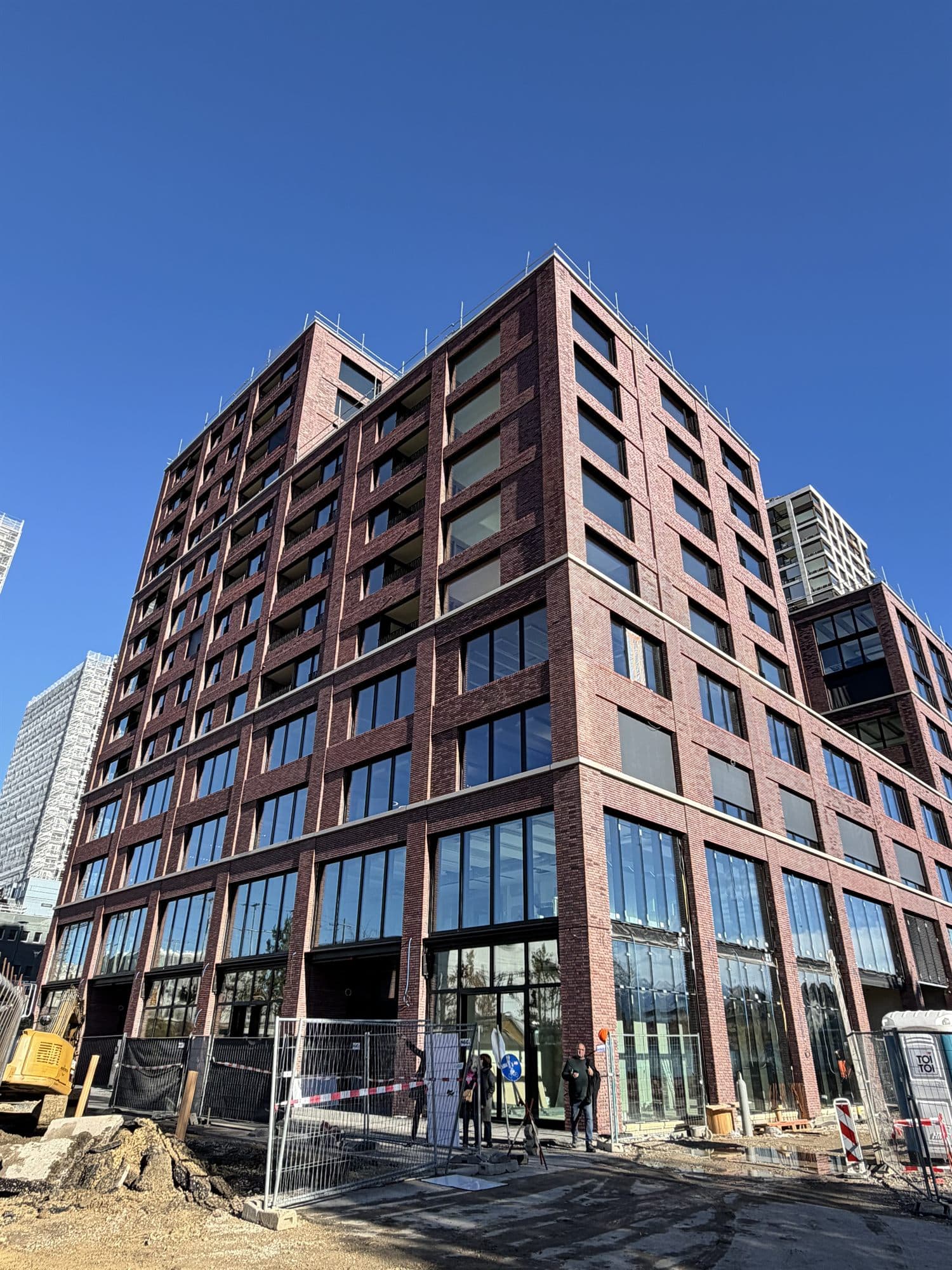 La Tour Tilia à Prilly-Malley, façade en brique rouge, chantier d’aménagement intérieur en cours