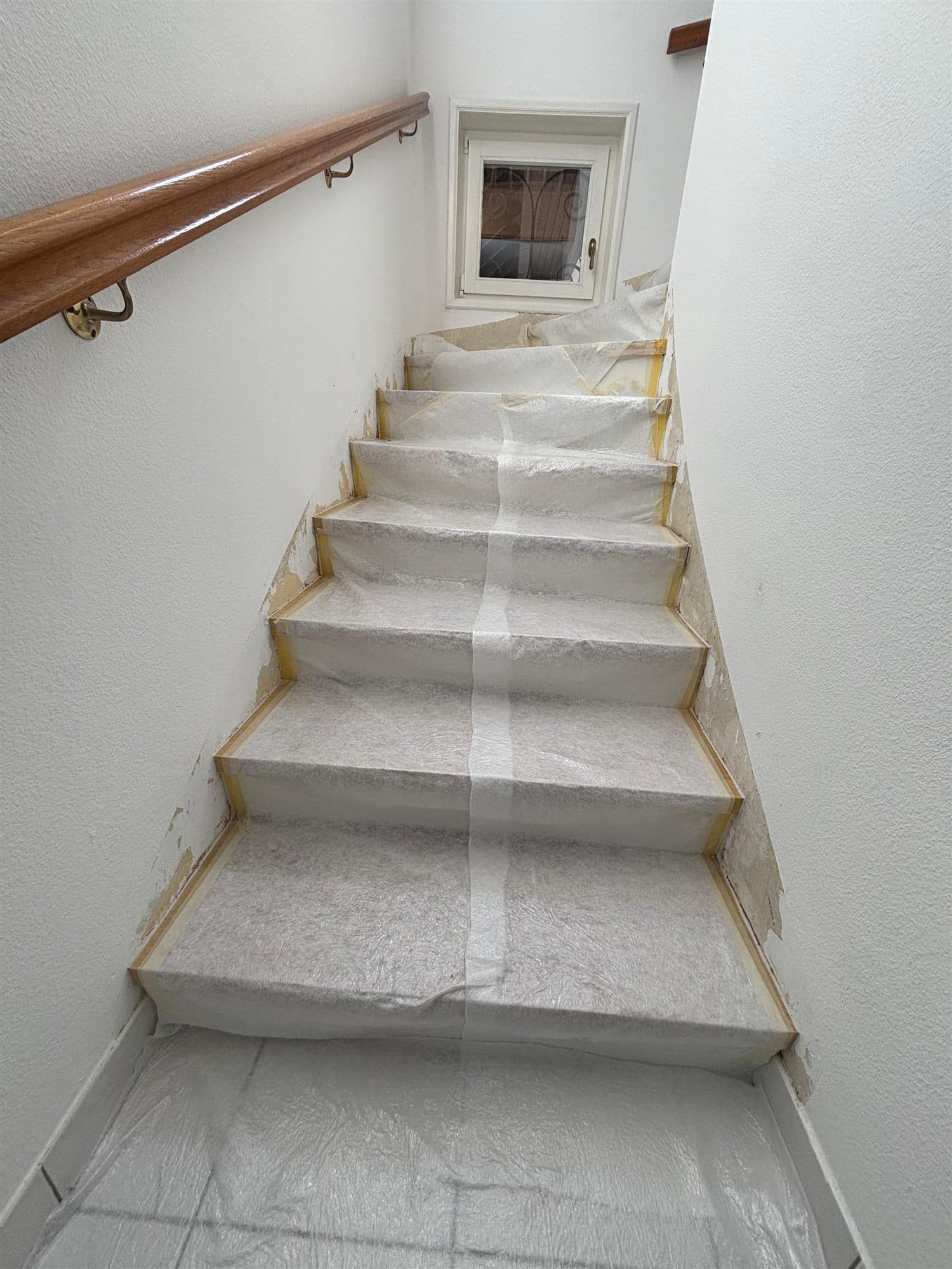 Escalier entièrement protégé pendant les travaux, limons décapés le long des marches