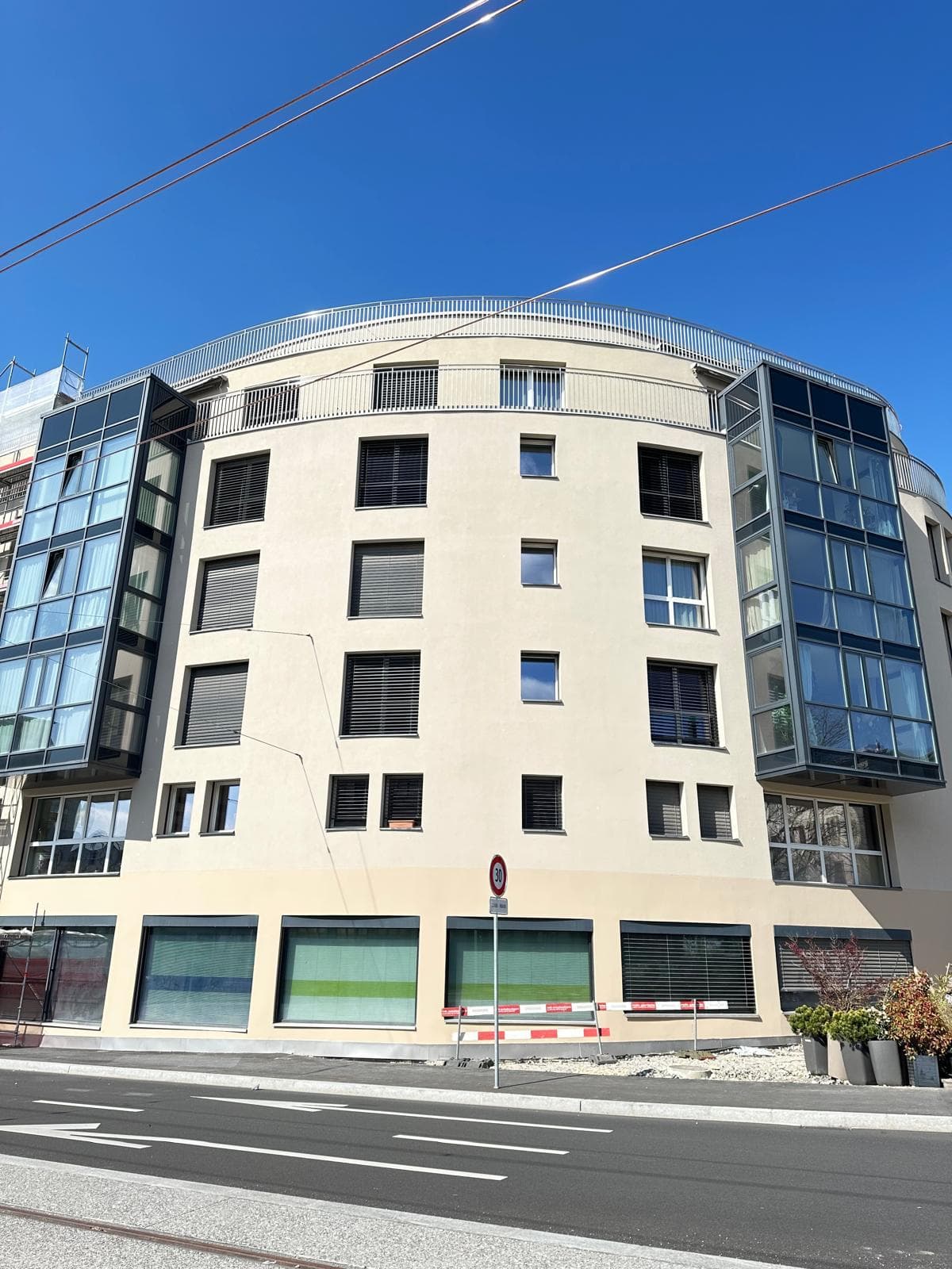 Le même immeuble livré, façade en crépi beige et encadrements terminés