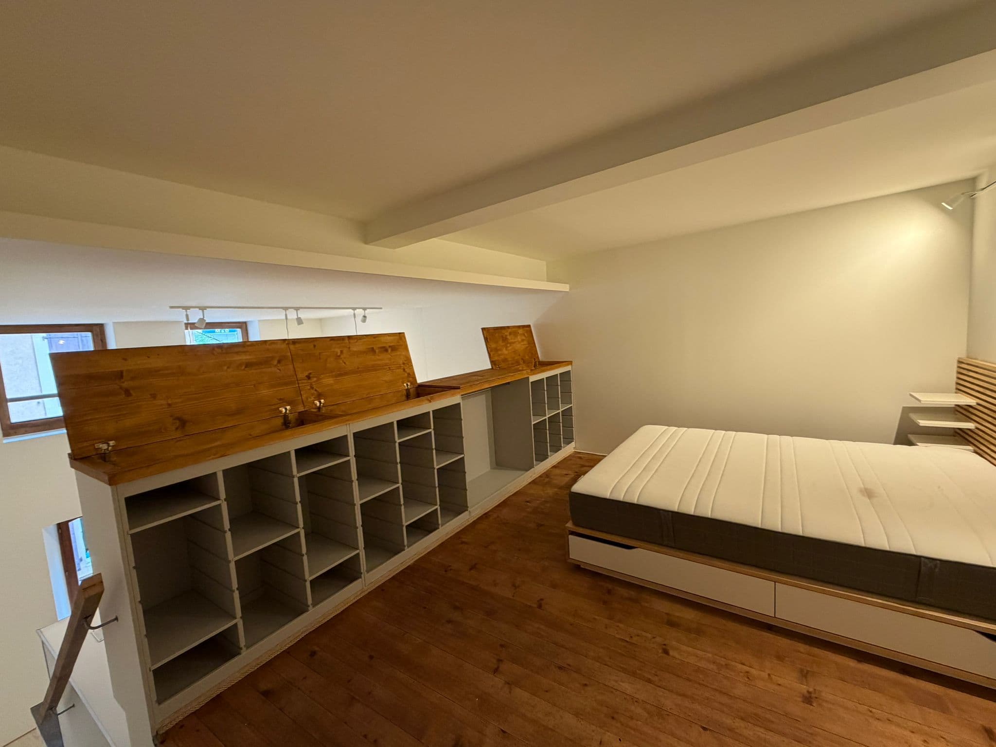 Le même agencement terminé : rangements peints, plan de travail en bois huilé et parquet massif